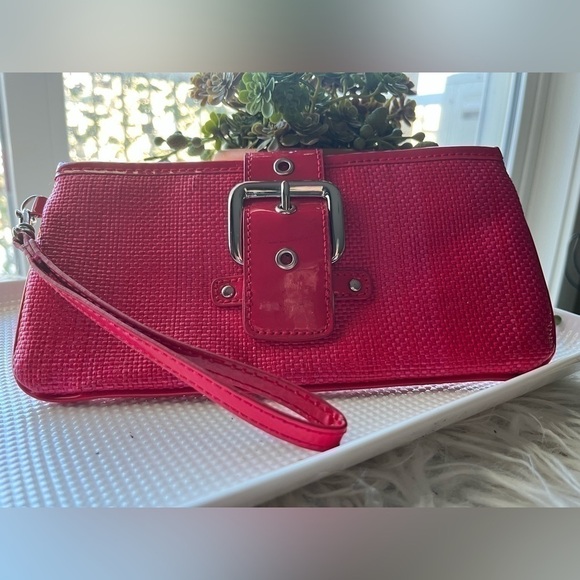 ⭐️host PICK⭐️ Red Wristlet - Picture 2 of 6